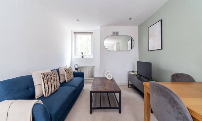 Wandsworth Apartment | Inviting Wandsworth Flat with Spa and Family-Friendly Amenities