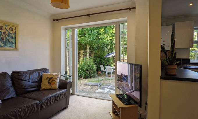 Pinner South House | Cosy Garden Flat near Pinner Station Free Parkingnn