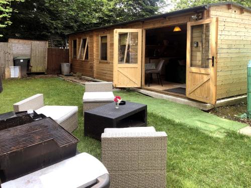 Harnham Ski Chalet | Charming Garden Log Cabin - 4-Star Family Retreat