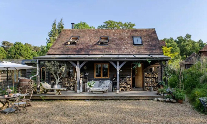 Forest Row House | Cozy Barn Retreat in Ashdown Forest, Ideal for Families