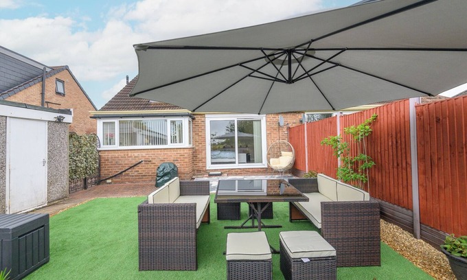 Chapeltown House | Cosy Getaway with Relaxing Garden & Free Parking
