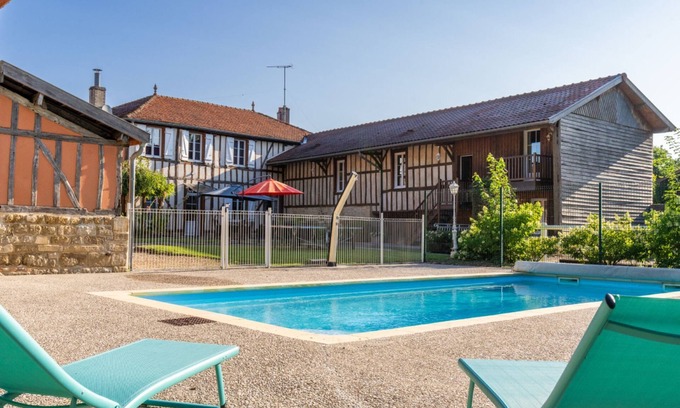 Louvemont House | Welcoming Gîte Near Paris with Pool and Ocean Views