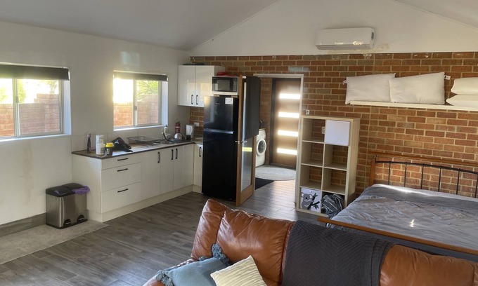 Iluka Apartment | Cozy Granny Flat: Family-Friendly Retreat with Kitchen