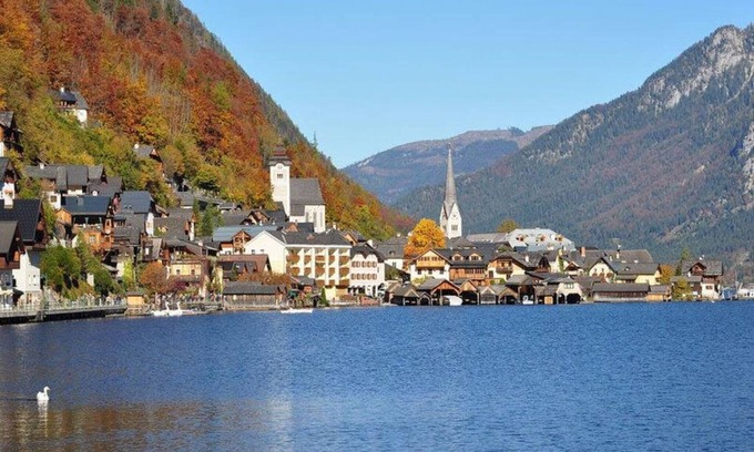 Bad Goisern Apartment | Inviting Holiday Home in Bad Goisern with Scenic Balcony