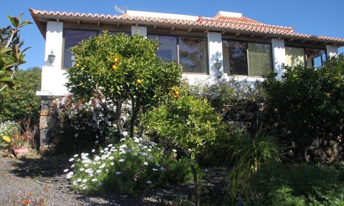 El Paso House | Idyllic Holiday Home with Spa and Breakfast in Central Oasis