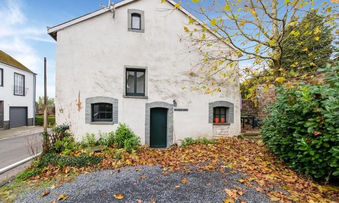 Cherain House | Comfortable Holiday Home in Cherain Near Lush Forest