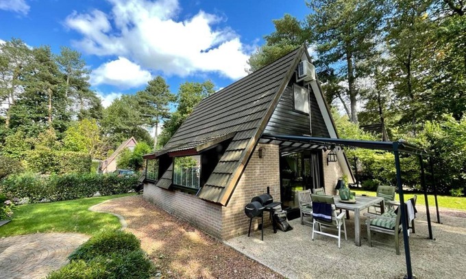 Rekem House | Idyllic Holiday Home Near Lake with Pet-Friendly Amenities