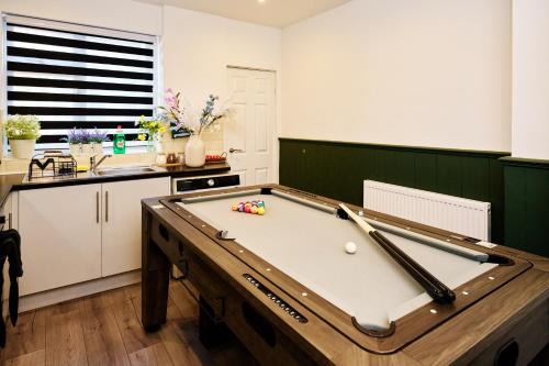 Wyken House | Cosy Home 900Mbps Wi-Fi Workspace Near University Hospital Coventry City Centre and Coventry University Sleeps 8 Free Parking Pool Table and Games