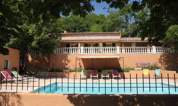 Caseneuve Villa | Relaxing Retreat Facing Luberon with Ocean View & Pool