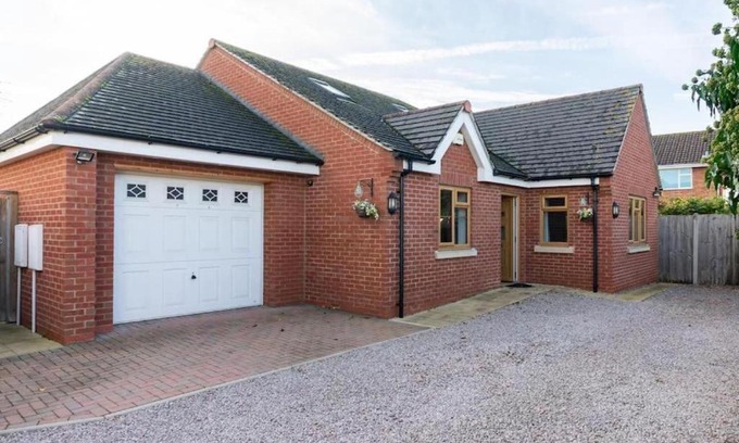 Gloucester House | Private House with Garden & Parking for Family Getaways