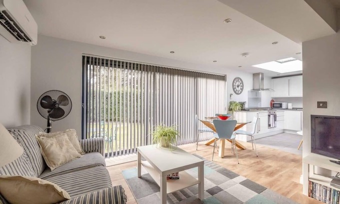 Windlesham House | Inviting Home Near Sunningdale Golf Club with Kitchen Access