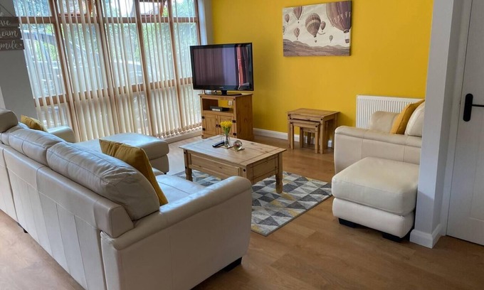 Lincoln Apartment | Homely Apartment Steps from Lincoln City Centre with Breakfast