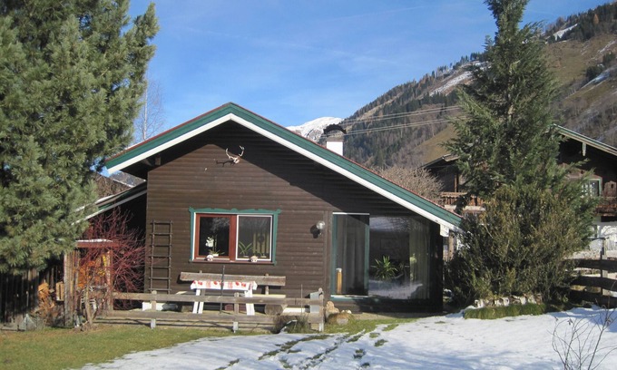 Rauris House | Charming Garden Retreat for 2-4 Guests with Breakfast