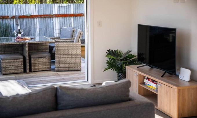 Taupo House | Central Taupo Retreat with Lake View and Free WiFi