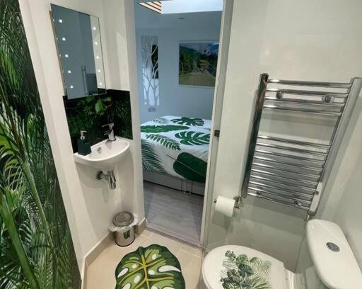 Bircotes Apartment | Cozy Jungle Cabin with Kitchen and Great Guest Rating