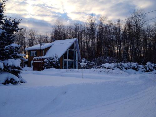 Mashteuiatsh Ski Chalet | Scenic 2-Bedroom Chalet with Lake View & Jacuzzi