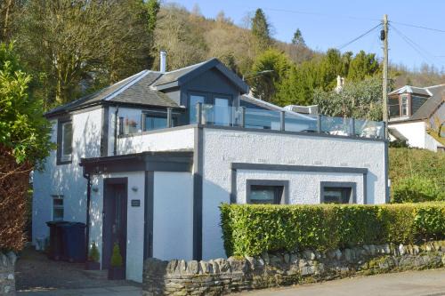 Cove House | Relaxing Coastal Cottage with Breathtaking Terrace Views
