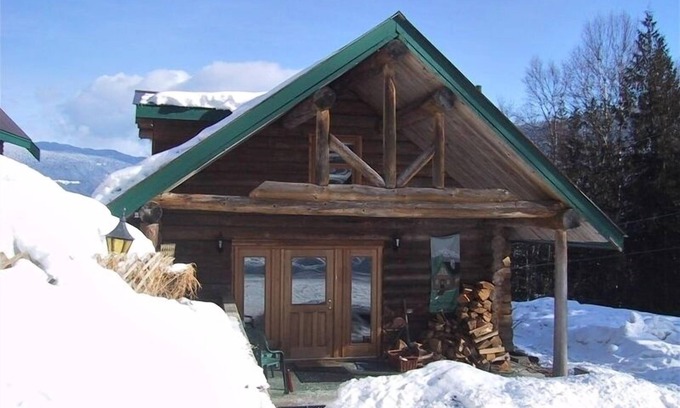 Revelstoke Cabin | Inviting Log Cottage: Perfect Retreat with Pool & Spa