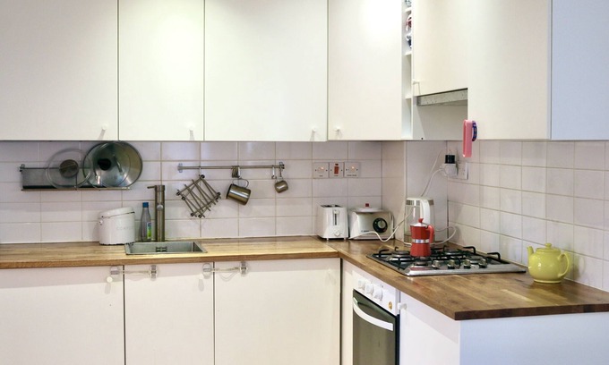 Custom House House | Charming London Retreat with Workspace and Garden Access