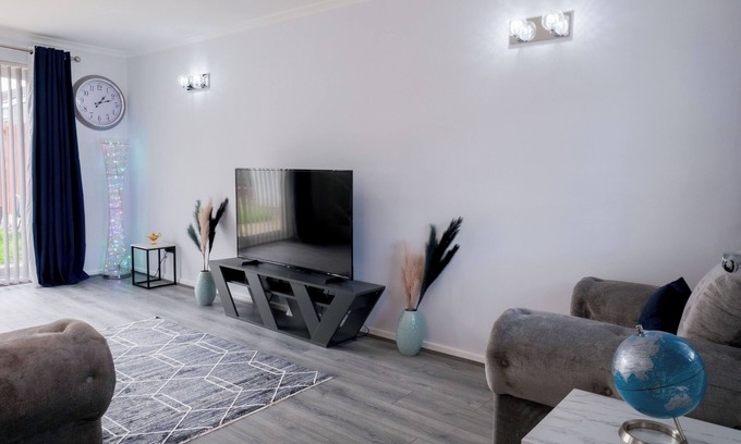 Cleedownton House | Charming 3-Bedroom Home with Family-Friendly Amenities