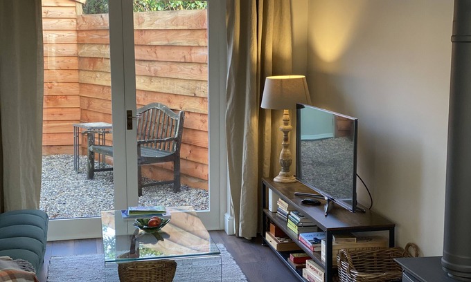 New Forest District Cottage | Enchanting Cabin Retreat in New Forest National Park