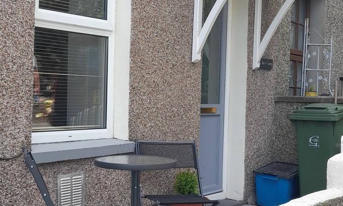 Porthmadog House | Inviting Mews House Near Harbour with Pool and Spa