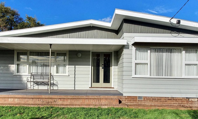 Newington House | Cozy Mid-Century Retreat with Pet-Friendly Amenities