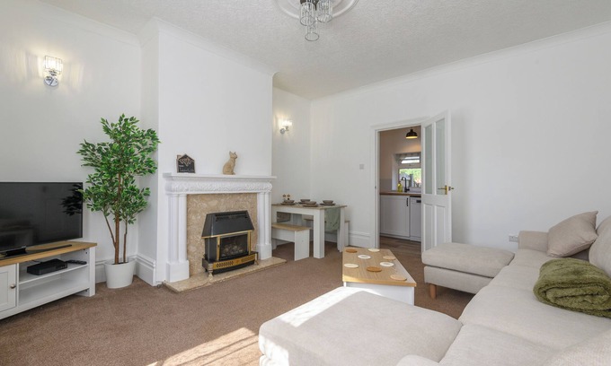 Robert Town House | Cosy Mirfield Retreat, pet-friendly, 2B with parking and garden