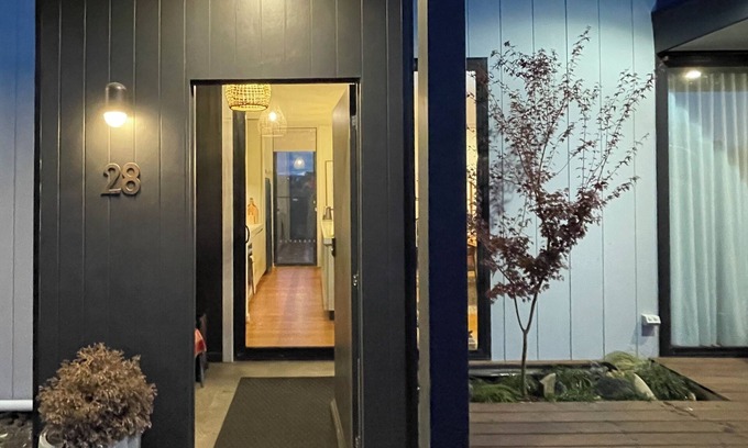 Clunes Cottage | Inviting Mod Retreat in Clunes with Complimentary Breakfast