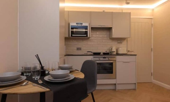 Prince's Apartment | Modern 2-Bed Flat Near Big Ben with Spa & Hot Tub