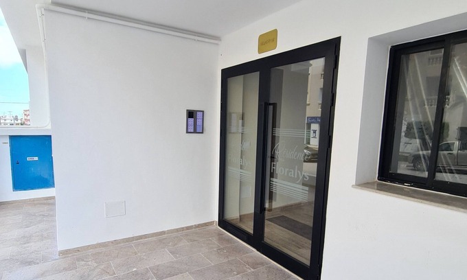 Ariana Apartment | Cozy Modern Apartment with Private Parking near Airport
