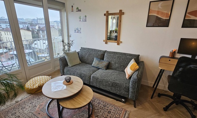 Le Kremlin-Bicetre Apartment | Modern Flat with Balcony - Pet & Child Friendly Amenities