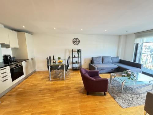 Cathedrals Apartment | Elegant Tower Bridge Apartment with Family-Friendly Amenities