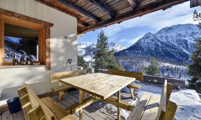 Montgenevre Ski Chalet | Cozy Mountain View with Free Parking - Guest Rated 10/10
