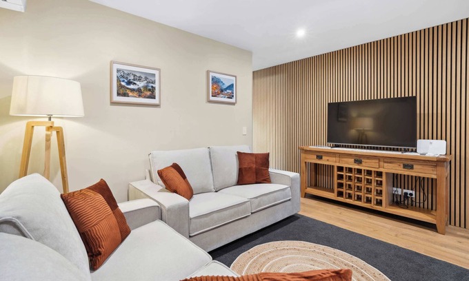Kawarau Falls House | Cosy Mountain View Retreat
