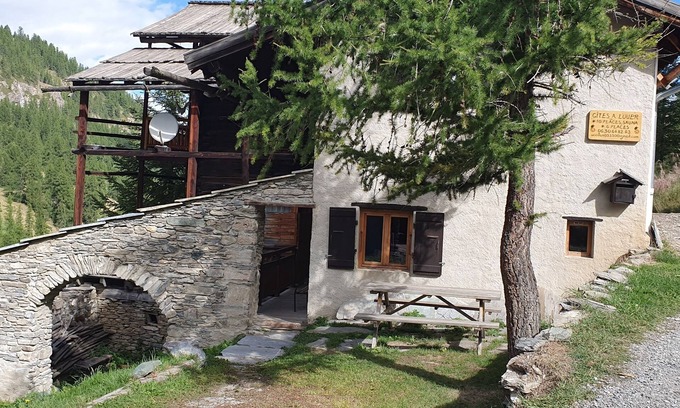 Saint-Veran Ski Chalet | Cozy Gite: Ski-In/Ski-Out with Ocean Views & Breakfast