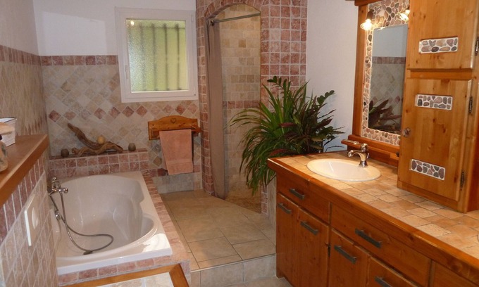 Figari House | Serene Retreat: Cozy Nest Near Sea and Mountains, 10/10 Rated