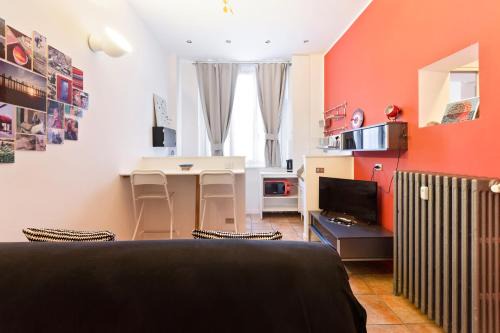 La Fontana Apartment | Budget-Friendly Cosy Nest in Isola District's Heart