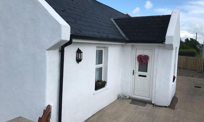 Enniskillen House | Inviting Cosy Nook Cottage in Kesh - Rated 9.6/10!