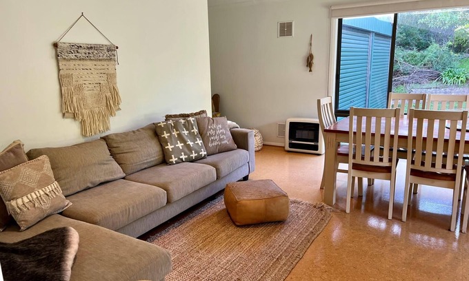 Waterhouse House | Highly Rated Cosy On Tobruk: Lake View & Family Friendly