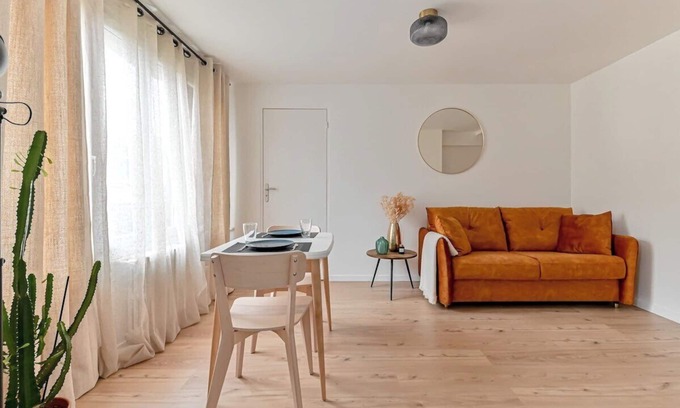 Bagnolet Apartment | Welcoming Retreat Near Paris with Spa and Breakfast