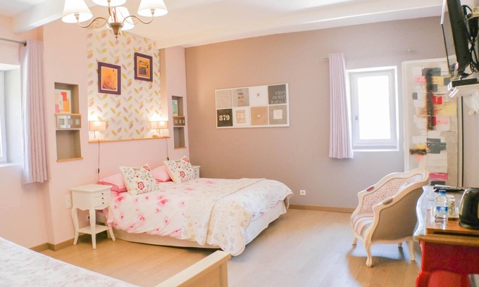 La Cadiere-et-Cambo Bed & Breakfast | Inviting Quad Room with Spa, Pool & Hot Tub Access