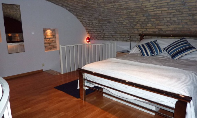 Belvaros - Lipotvaros Apartment | Serene Apartment Steps from Chain Bridge & Basilica - 9.6/10