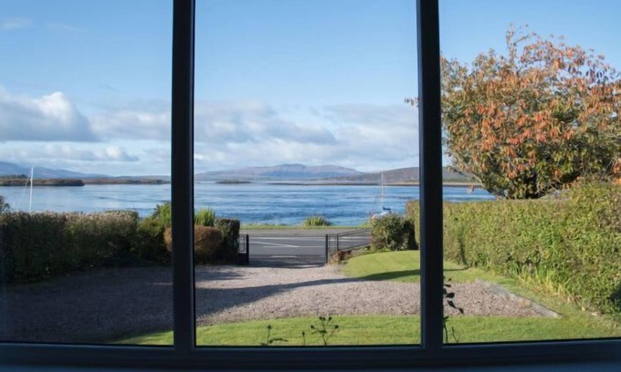 Connel Apartment | Cosy renovated cottage 100m from Loch Etive, stunning views