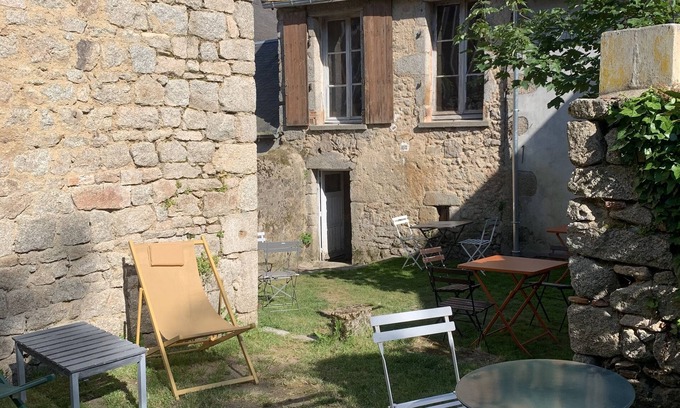 Lormes Bed & Breakfast | Charming Room in the Heart of the Village with Kitchen