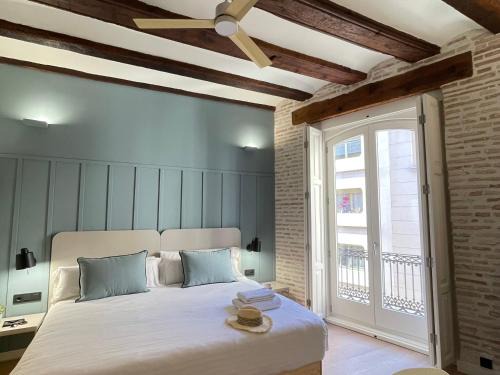 Sant Francesc House | Comfortable Rooms at Embajador with Family-Friendly Amenities