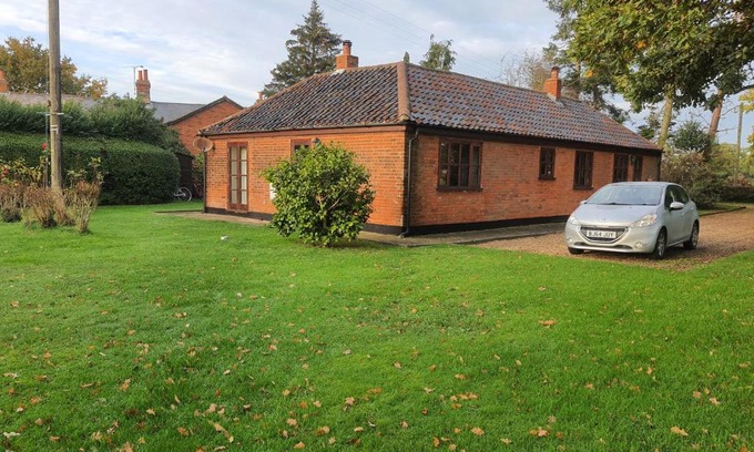 Chelmondiston House | Charming Rural Barn Conversion Near Pin Mill: Pet Friendly