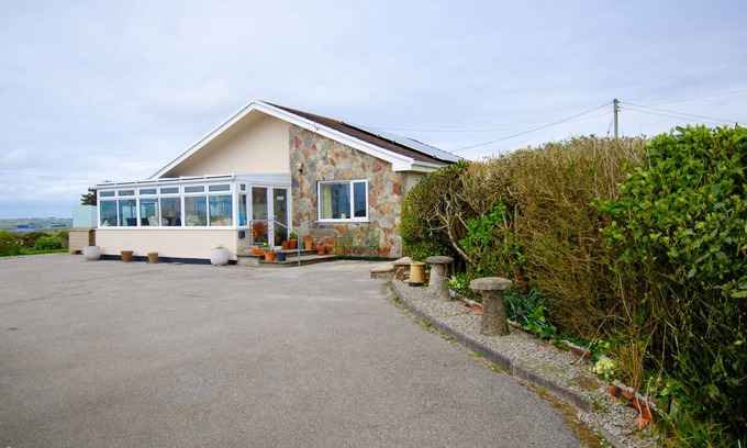 Penryn House | Inviting Rural Bungalow in Cornwall with Spa & Hot Tub