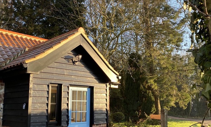 Aldborough Cottage | Charming Rural Retreat with Kitchen in North Norfolk