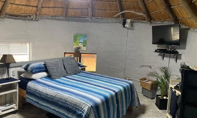 Port Shepstone Apartment | Charming Rustic Cottage with Ocean View & Pool Access